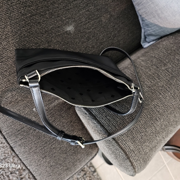 Kate Spade N.Y. crossbody. This is in excellent condition. Comes w/duster plus - Picture 3 of 5